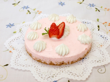 いちごのレアチーズケーキ02_ピンク補正.jpg
